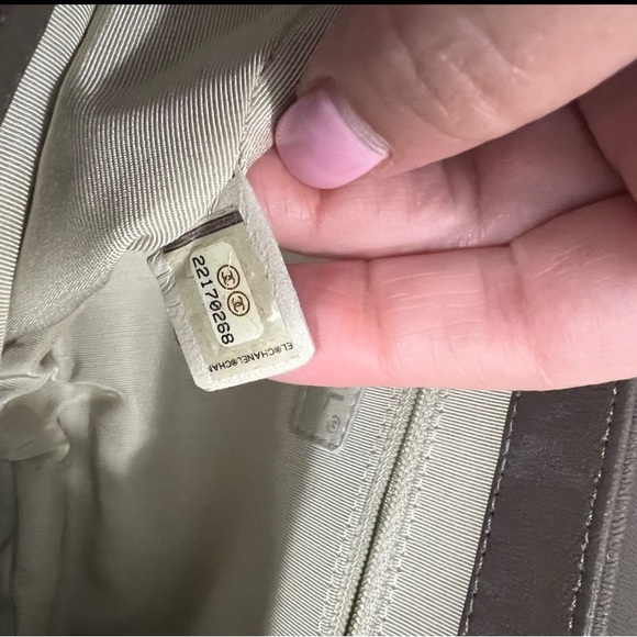 CHANEL shoulder crossbody calfskin leather bag in Gray silver color . - Picture 5 of 9